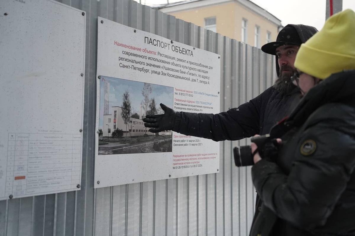 Иван Бобырь и активистка «Нарвской заставы» Наталья Елисеева у информационного щита. Фото: Павел Борисенко / MR7