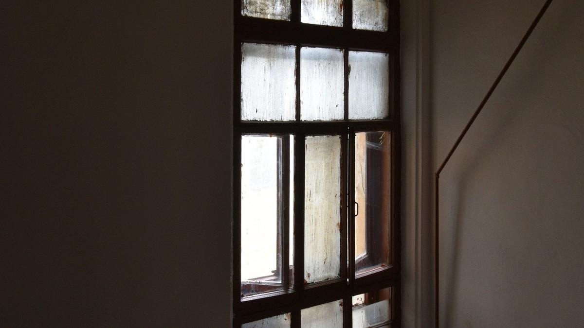 Мефистофеля вернули, а окна потеряли: в доме Лишневского исчезло старинное лестничное остекление