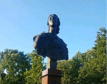 Бюст Улановой в Московском Парке Победы. Фото: Яндекс Карты