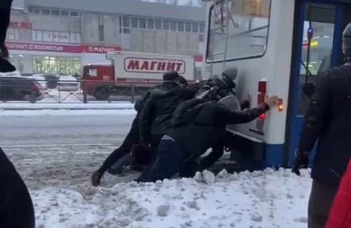 «Ни заехать, ни выехать»: что происходит на дорогах Петербурга после снегопада