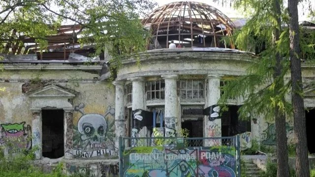 Смольный планирует продать разрушающийся особняк в Удельном парке за 22,3 миллиона рублей