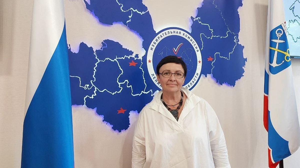 Лариса Мухина в избиркоме. Фото: «Избирком 47»