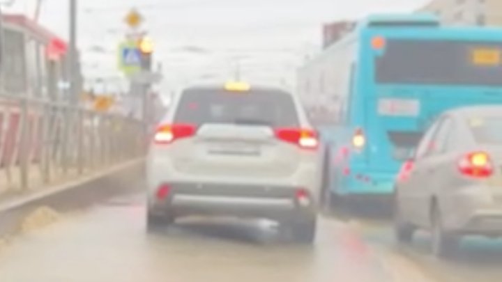 Затопило перекрёсток проспектов Просвещения и Энгельса — движение по аварийному участку перекрыто