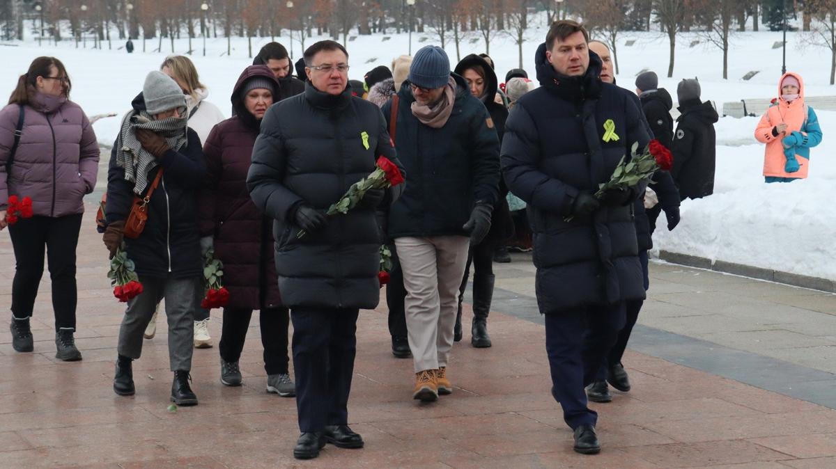 Делегации ЮНЕСКО и ИКОМОС и представители Смольного на Пискарёвском кладбище. Фото: администрация Петербурга