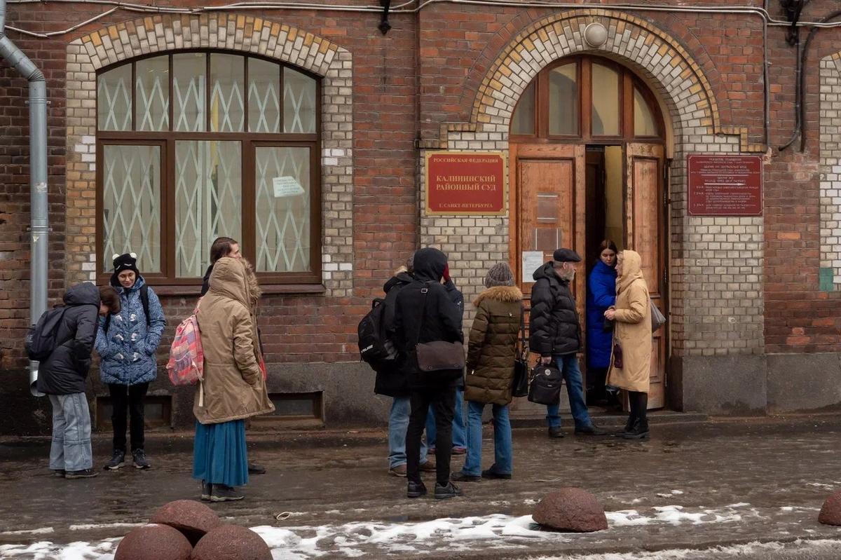 Группа поддержки Иоанна Курмоярова и журналисты у здания Калининского райсуда. Фото: Олег Золото / MR7