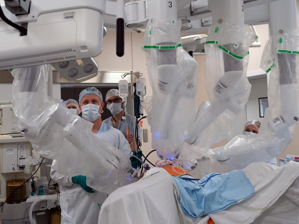 Современный робот-хирург Da Vinci помогает врачам проводить операции. Фото: Станислав Гнедин