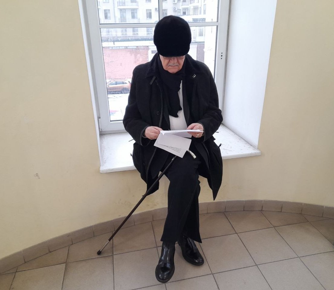 Адвокат Юрий Новолодский в ожидании суда. Фото: Анна Мотовилова / MR7