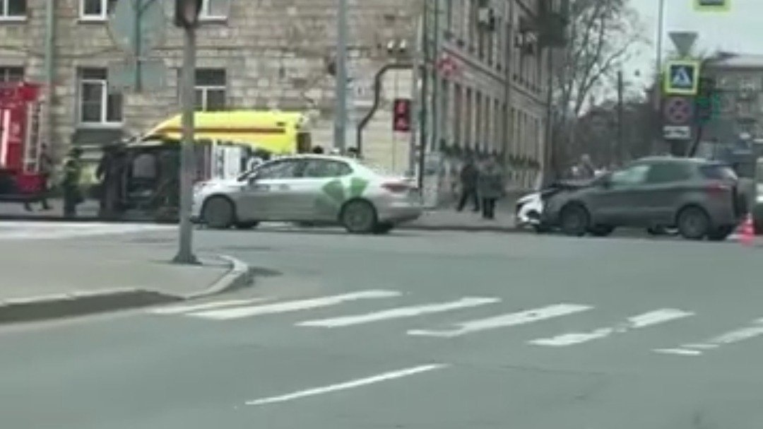 Автомобиль скорой помощи перевернулся в Кировском районе Петербурга