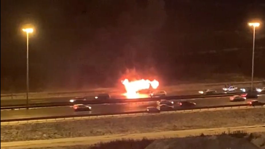 На КАД в Красногвардейском районе загорелся пассажирский автобус