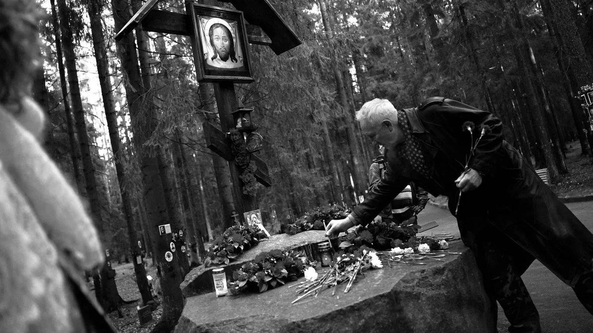 «Яблоко» призвало Смольный восстановить памятники на Левашовском мемориальном кладбище