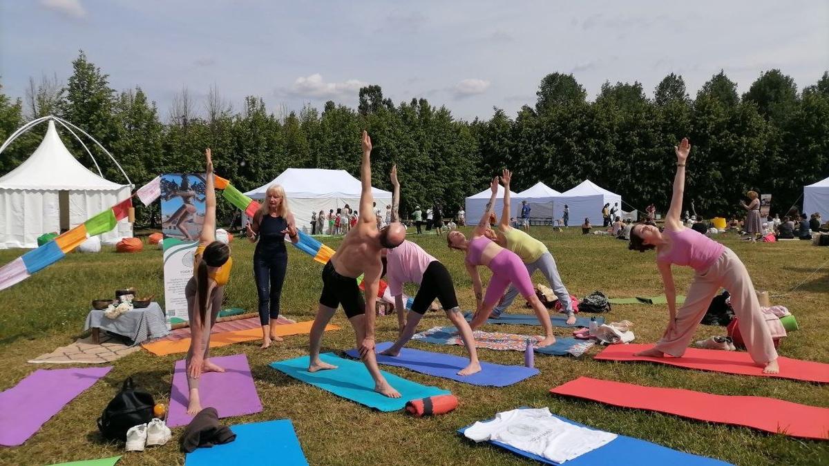 Йога-день проходит в парке 300-летия Петербурга