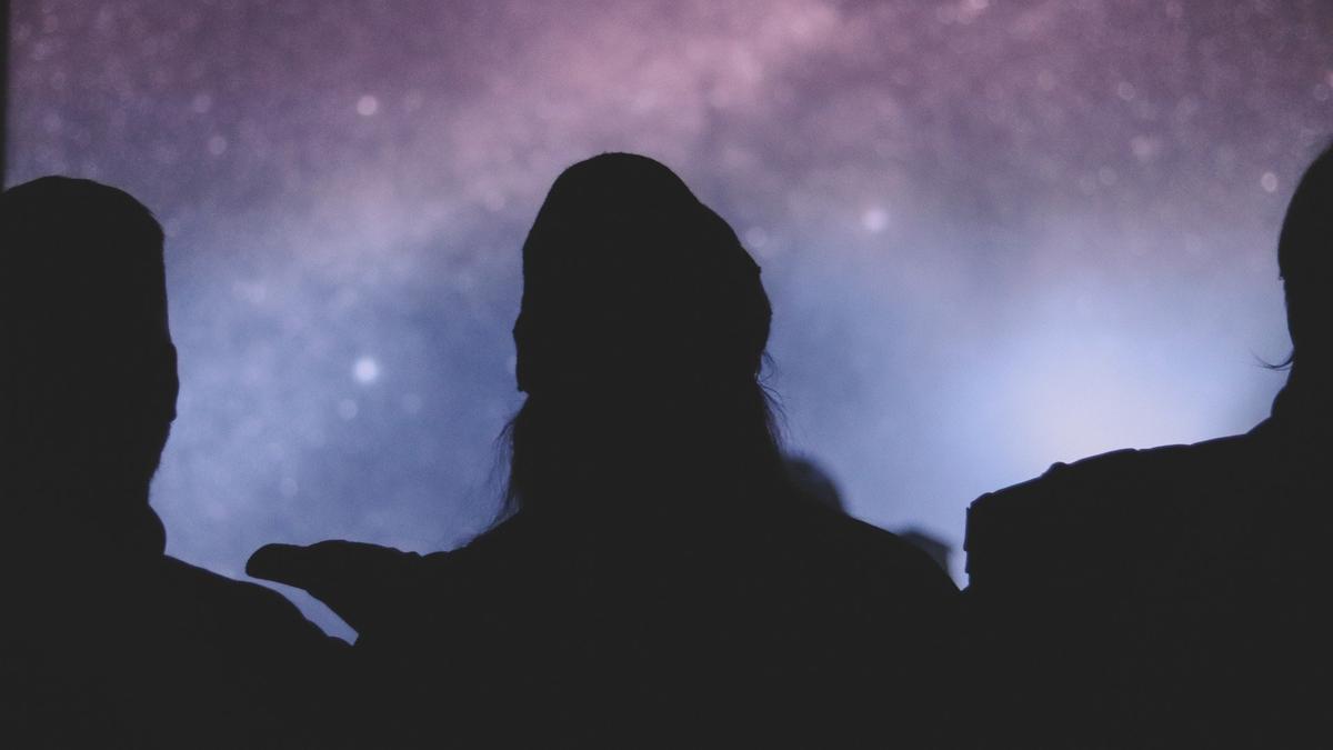 Простые петербуржцы и блогеры наблюдали за движением звёзд