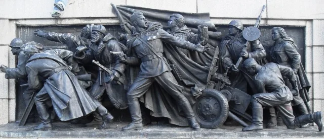 Monument_to_the_Soviet_Army,_bas-relief_at_the_column_foot._3
