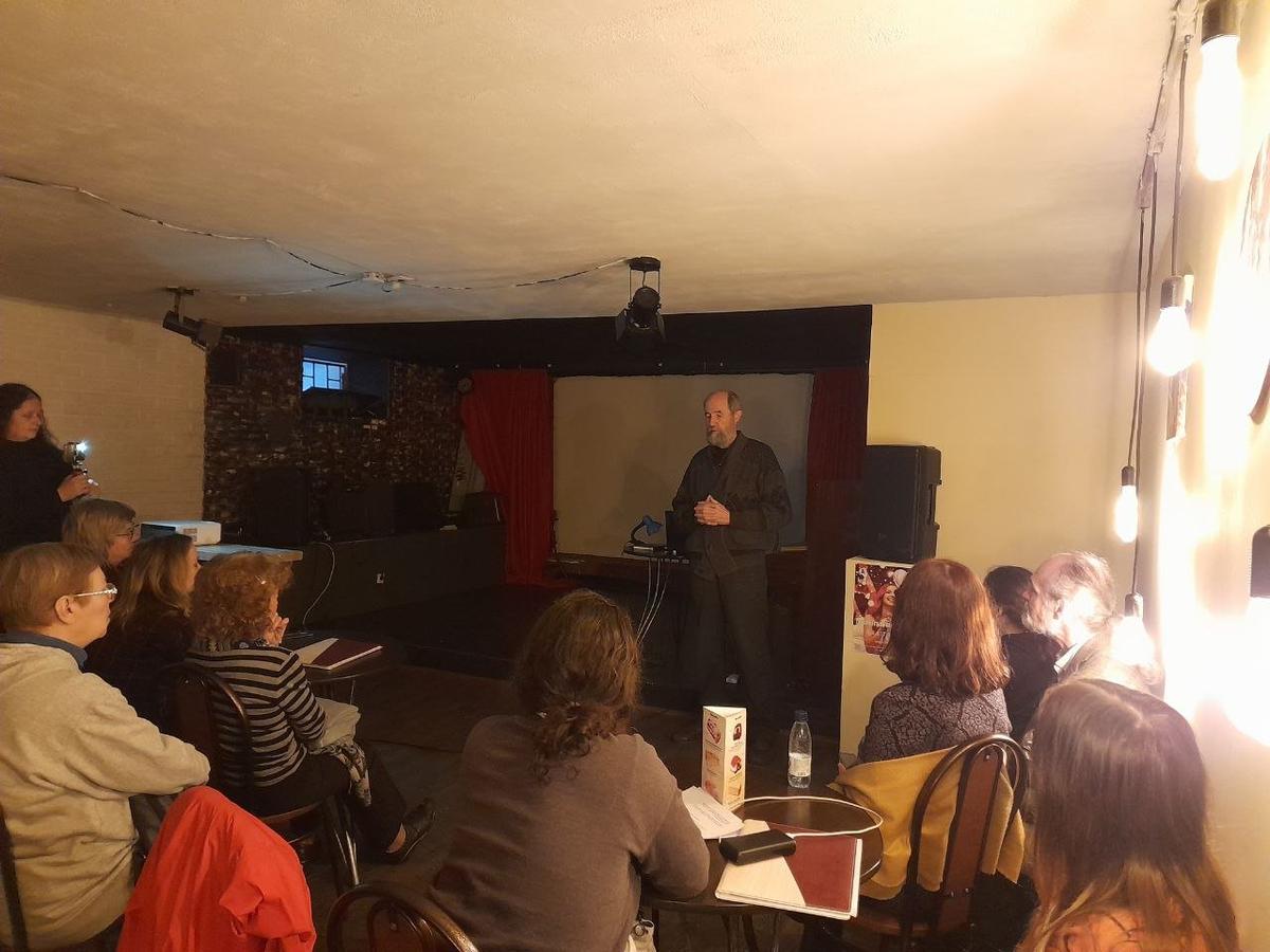 Градозащитник Сергей Васильев на лекции об истории коренных народов Петербурга и Ленобласти. Фото: Анна Мотовилова / MR7