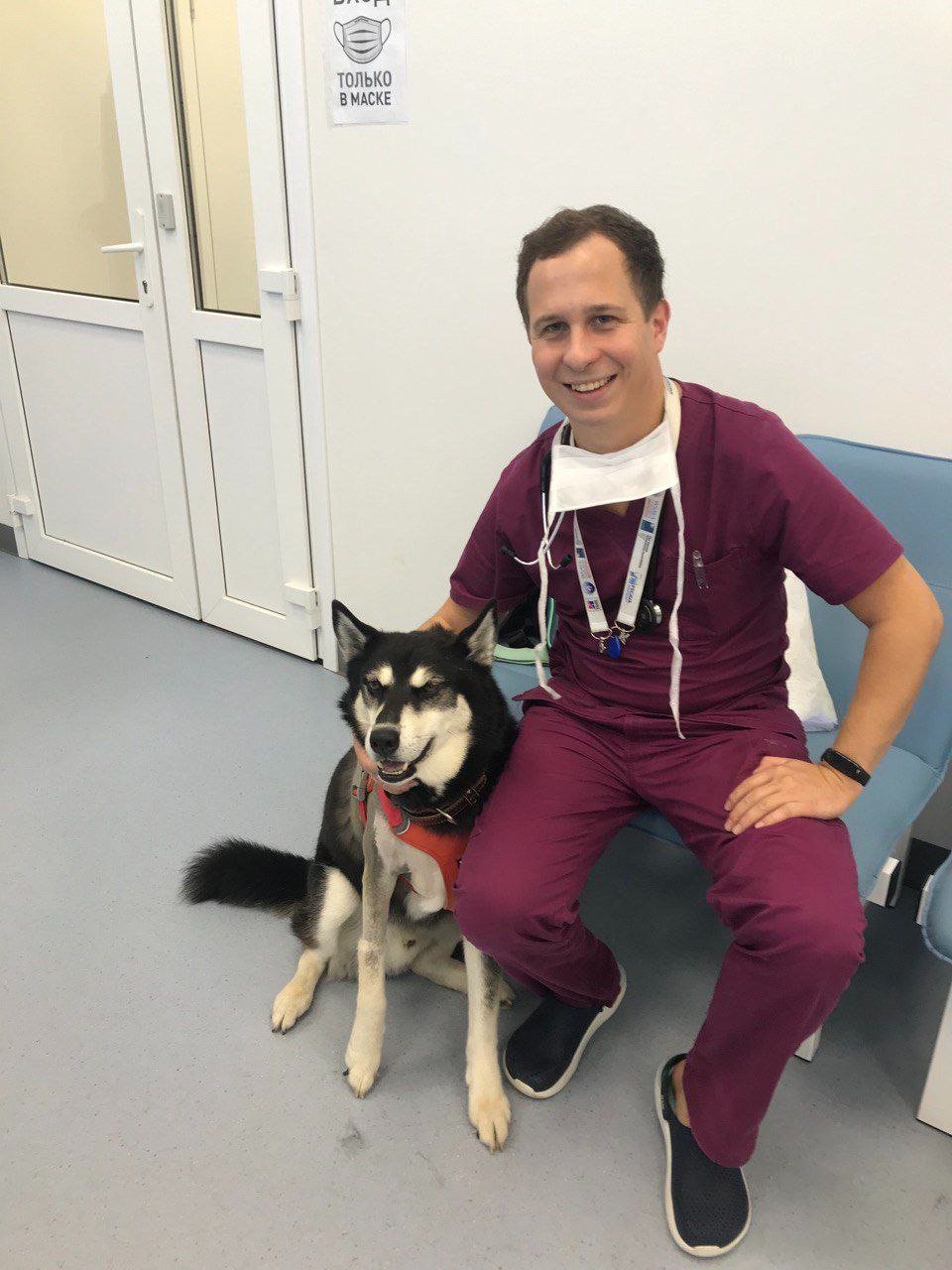 Заведующий стационаром, где лечили Ресю, Александр Аржаев со спасённым. Фото: предоставлено Натальей Крыловой