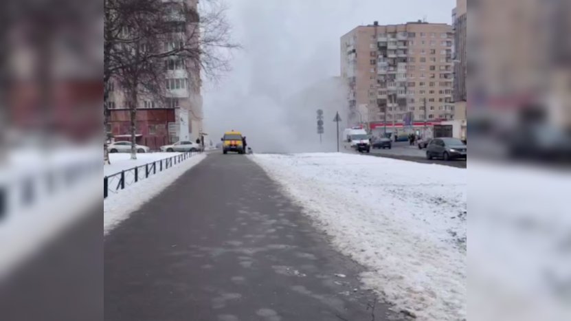 На перекрёстке проспекта Ветеранов и улицы Солдата Корзуна прорвало теплосети