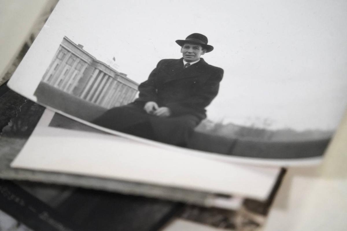 Мужчина на Володарском мосту, за его спиной райисполком Невского района, снимок из коллекции Александра Тупеко. Фото: Павел Борисенко / MR7