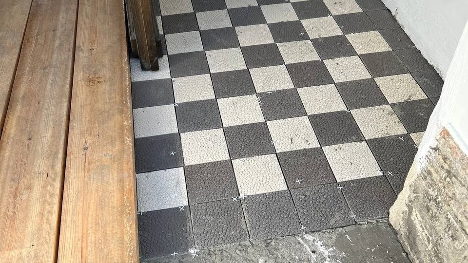 Новую плитку начали выкладывать у парадной доходного дома Урвича