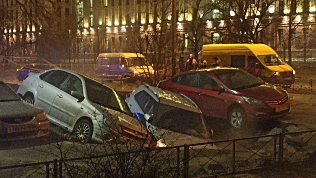 Несколько машин провалились под асфальт из-за прорыва трубы на Бассейной