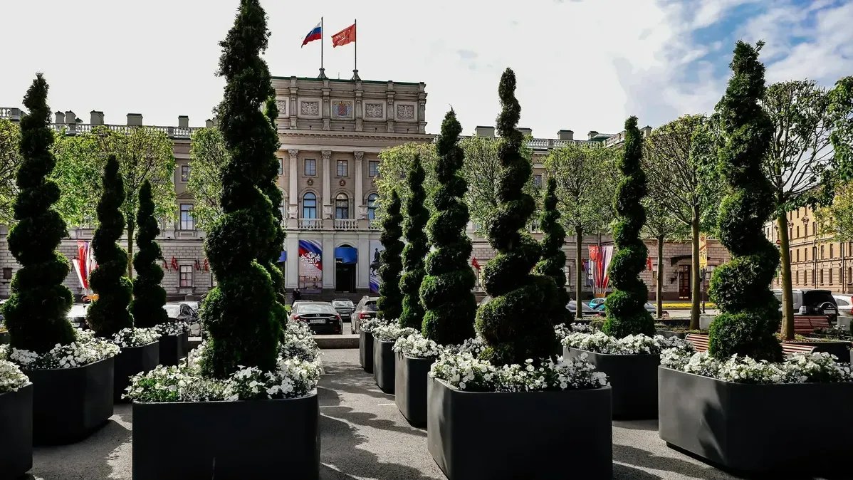 Сад у Мариинского дворца в 2023 году. Фото: комитет по благоустройству Петербурга