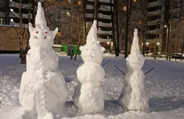 Во время оттепели петербуржцы начали создавать снежные скульптуры
