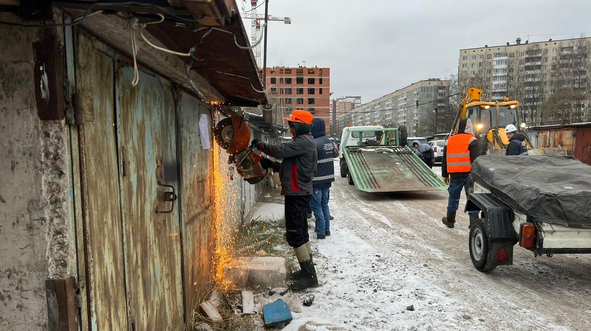 В Калининском районе начали сносить гаражи для строительства школы