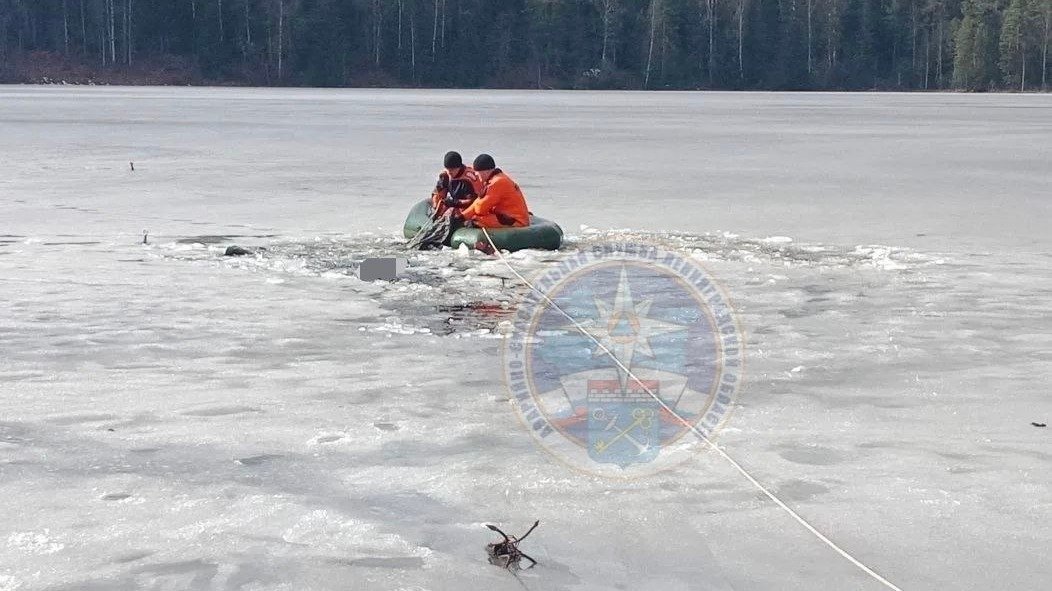 Поисково-спасательная операция на озере Авдетовское. Фото: Аварийно-спасательная служба Ленобласти