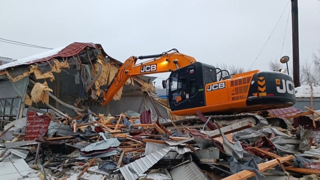 Возле метро «Старая Деревня» сносят незаконные торговые точки