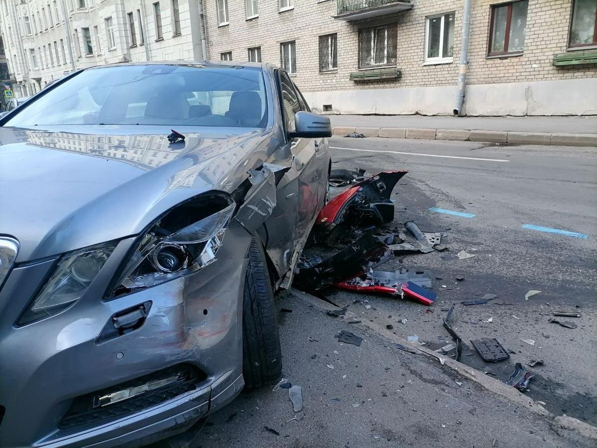 Водитель Ferrari врезался в припаркованные машины на Малой Монетной улице |  12.05.2024 | Санкт-Петербург - БезФормата