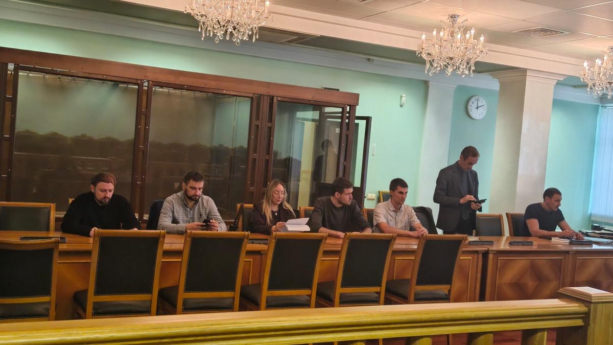 Приговорить к трём и четырём годам лишения свободы просят обвиняемых по делу об осквернении «Блокадного трамвая»