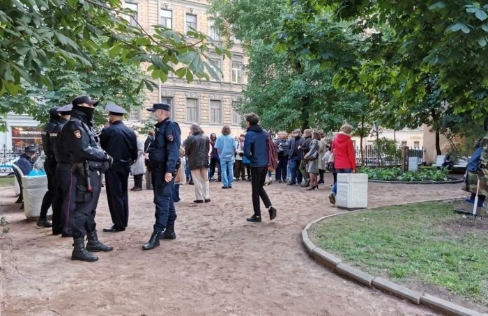 Полиция пришла в сквер Довлатова после открытия памятника собаке Глаше