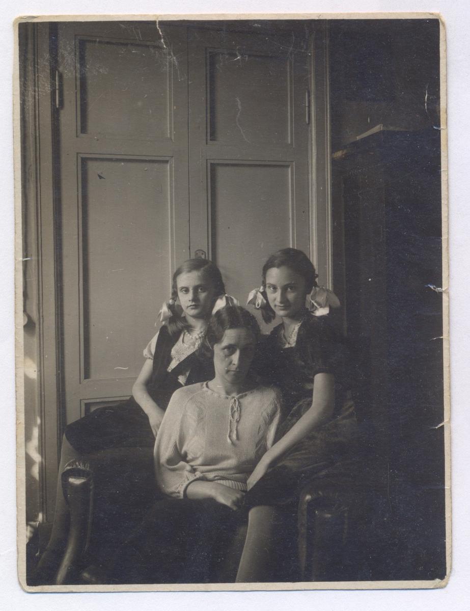 Виргиния Сильвиевна с дочками Марией и Еленой. 1930-е годы. Фото: из семейного архива Андрея Козлова