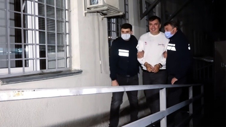 Полицейские сопровождают Михаила Саакашвили после ареста в 2021 году. Фото: пресс-служба МВД Грузии