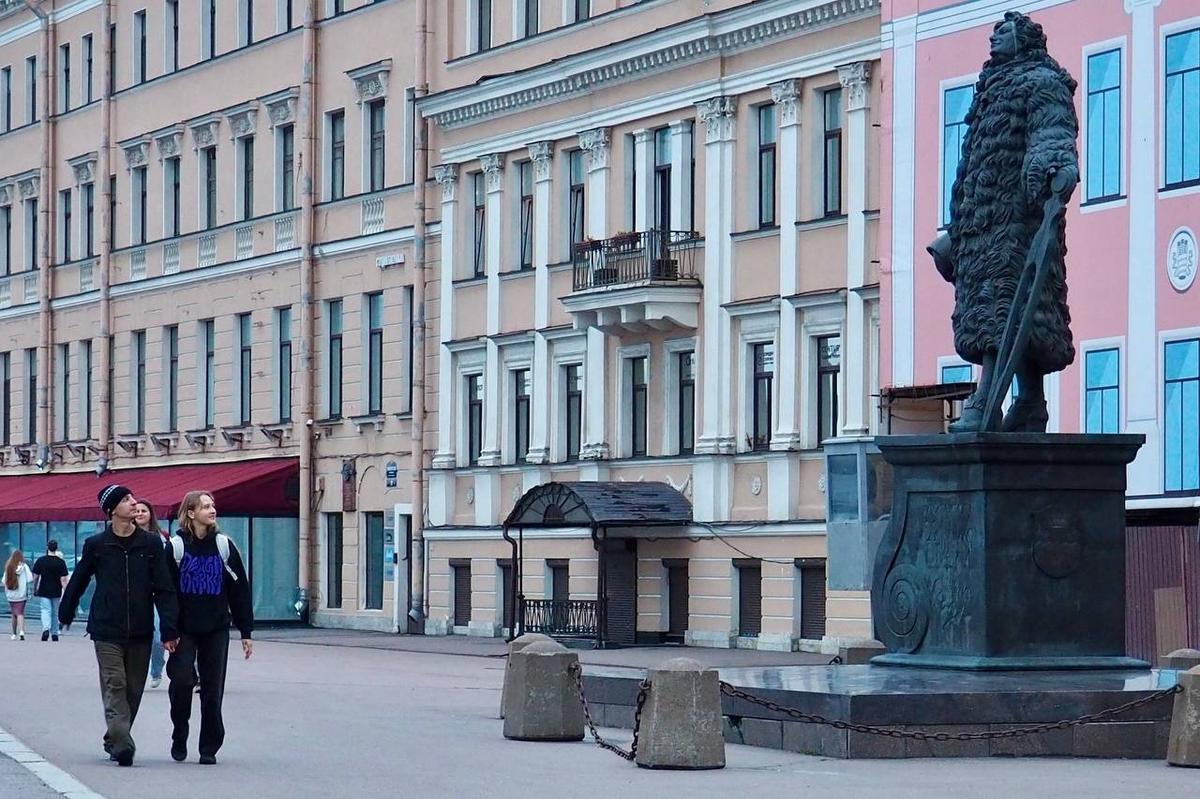 Отвергли на родине — на Петроградской стороне заметили второго Трезини в  шубе — Новости Санкт-Петербурга › МР7.ру