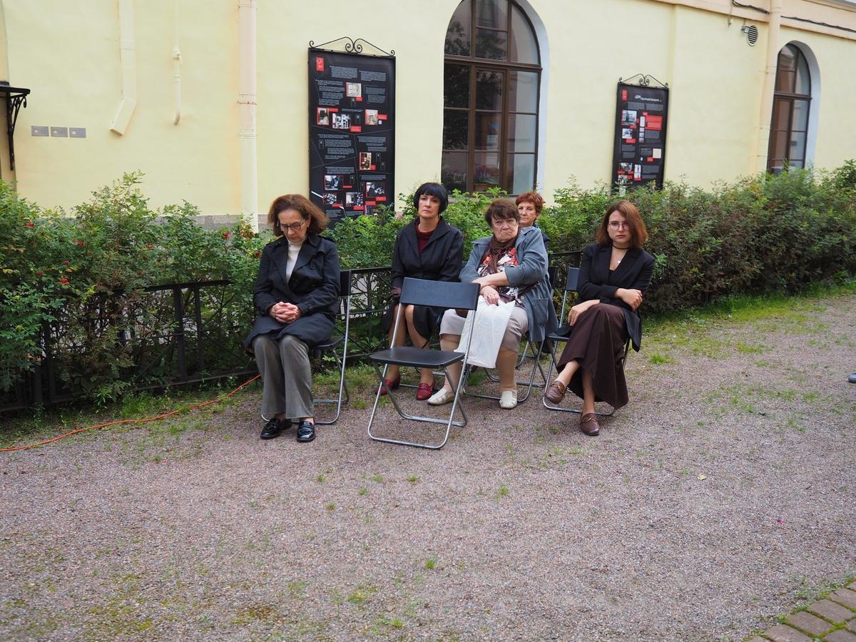 Чтения во дворе Писательского дома на канале Грибоедова. Фото: Дмитрий Абрамов / MR7