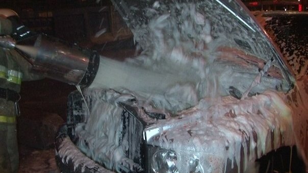 На проспекте Непокорённых ночью горел автомобиль