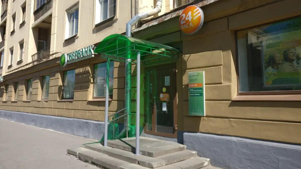 Сотрудницу банка в Петербурге облили зелёнкой по заданию мошенников