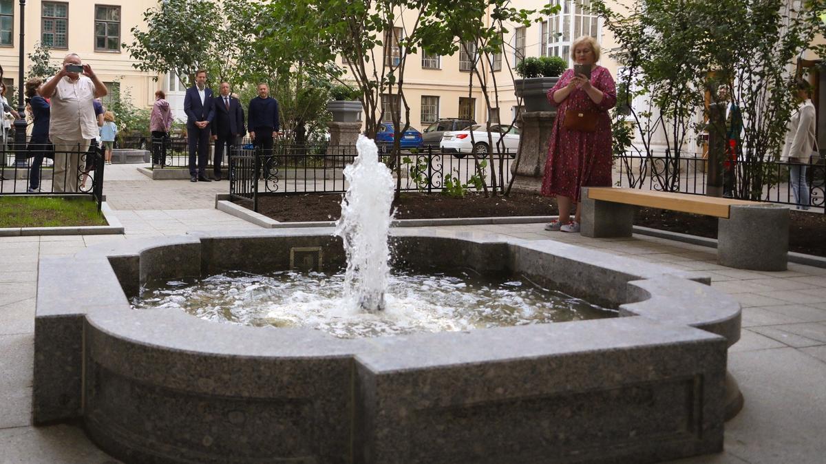 Открытие парных фонтанов во дворе театра «На Литейном». Фото: пресс-служба Смольного