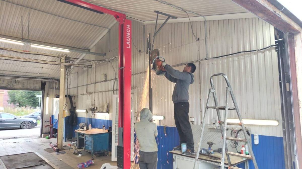 На проспекте Испытателей демонтируют незаконный автосервис