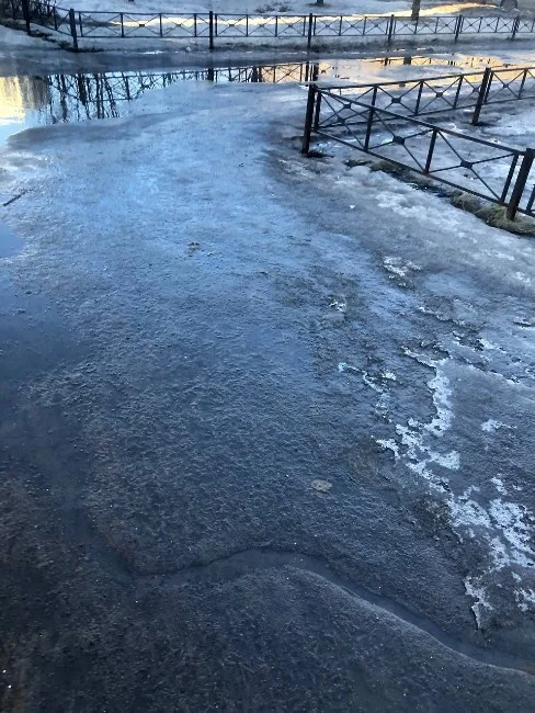 Питер ранней весной мост. Март в СПБ. Ходить по льду.