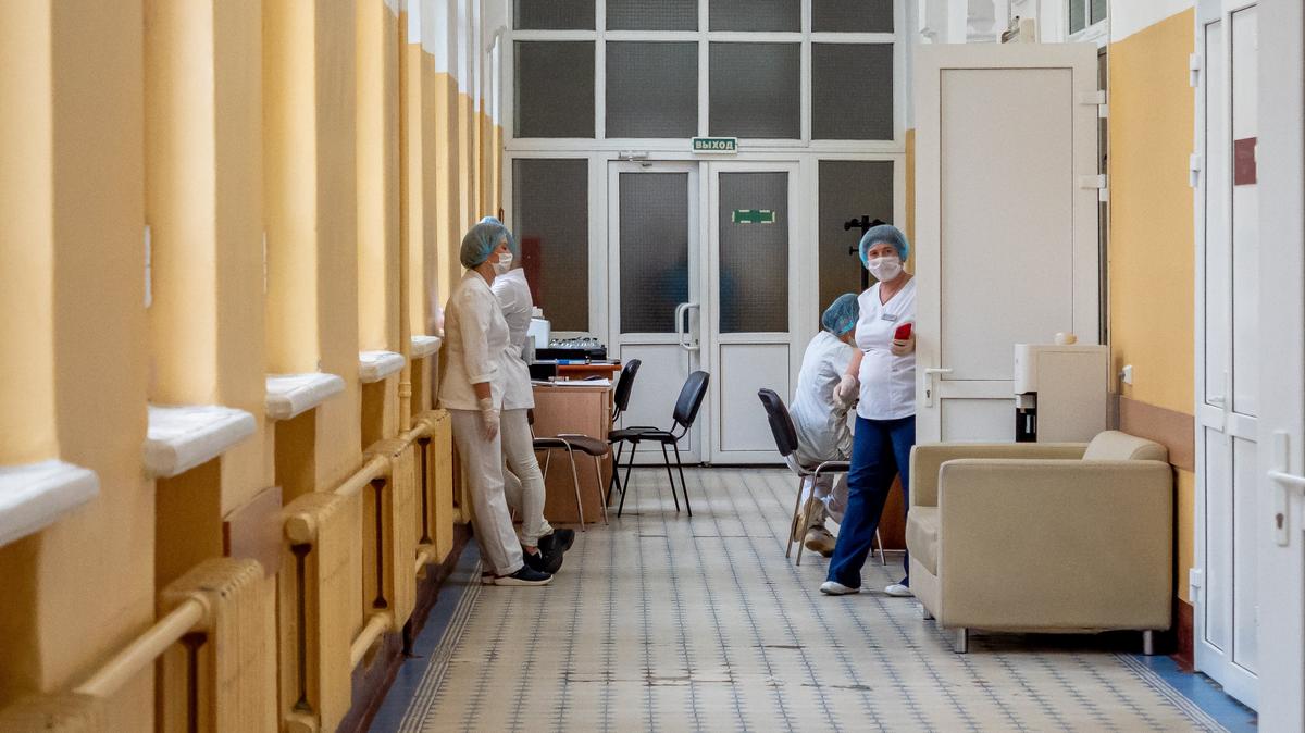 В поликлиниках Петербурга сделают диспансерный день для ветеранов