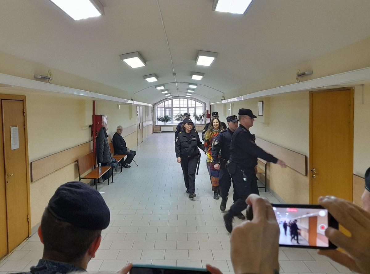 Конвоиры ведут Сашу в зал суда. Фото: Анна Мотовилова / MR7