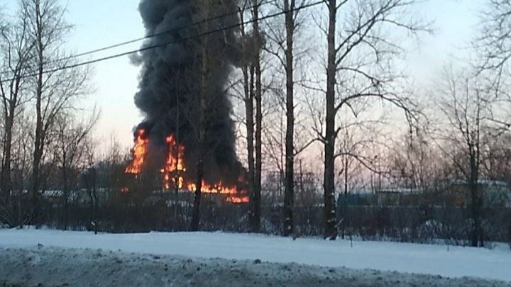 В Пушкинском районе загорелся автосервис