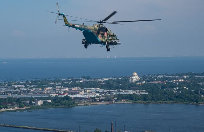 Петербуржцы заметили в небе над городом военные самолеты и вертолеты