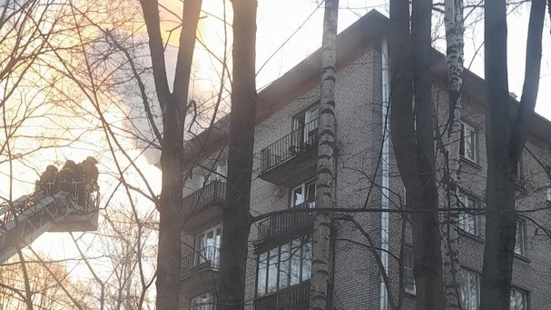 При пожаре в квартире на улице Орбели погиб человек