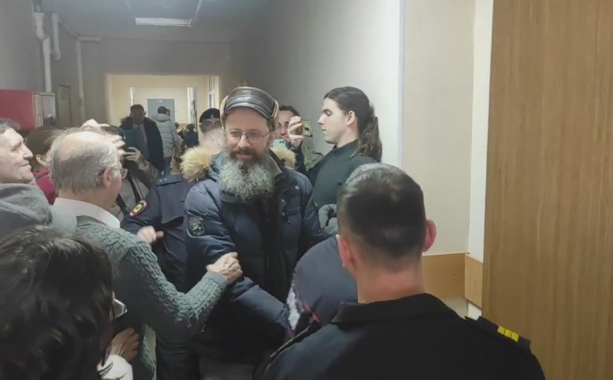 Дмитрия Скурихина ведут в зал суда. Скриншот: видео