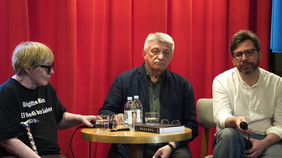 Чертёж сырников и письмо Михалкову: что обсуждали на презентации книги о Сокурове в «Подписных изданиях»