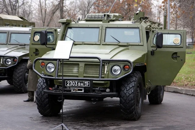 800px-R-145BMA_command_vehicle_on_GAZ_Tigr_chassis_2.jpg