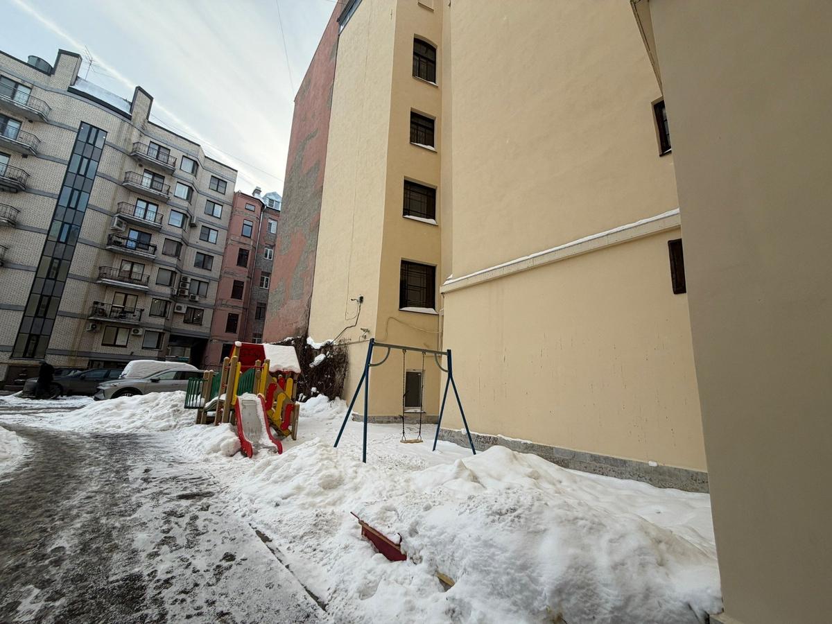 Окна во дворе дома на улице Блохина, 20. Фото: Валерия Шимаковская / MR7