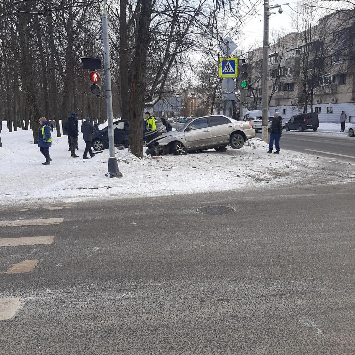 В Пушкине два автомобиля вылетели на тротуар и наехали на пенсионерку —  Новости Санкт-Петербурга › МР7.ру